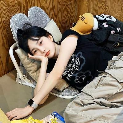 微光下的蓝色男孩